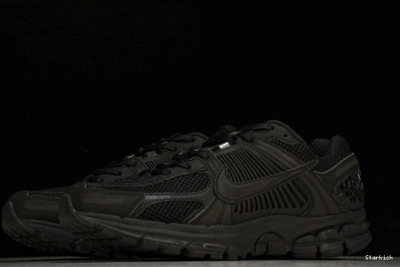 NIKE BV1358-003 Triple Black (2023) ZOOM VOMERO 5 0910